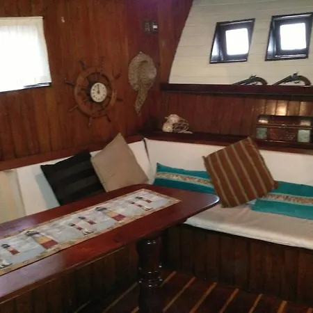 Botel El Pirata Boat Naples