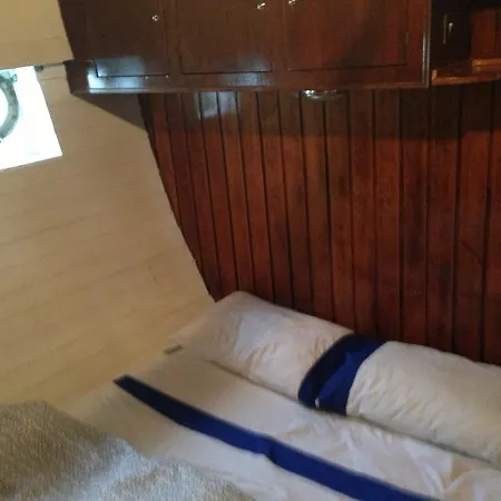 El Pirata Boat Botel Naples