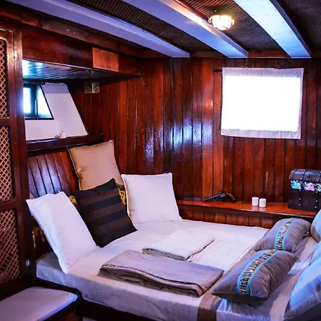 El Pirata Boat Botel *