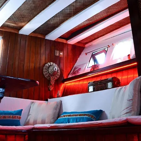 El Pirata Boat Botel Naples